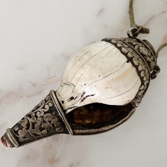Antique Tibetan Conch Shell Horn Small
Circa 1700-1800 - Picture 7 of 7